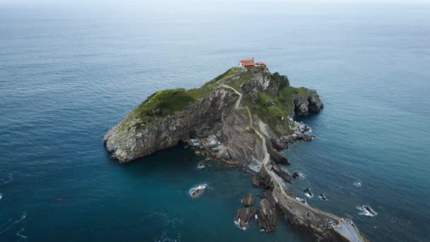 Vista aérea de la isla de San Juan de Gaztelugatxe en el país vasco, España — Vídeos de Stock