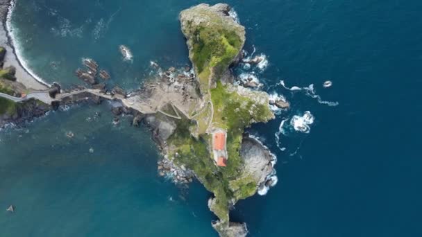 Widok z lotu ptaka na wyspę San Juan de Gaztelugatxe w Kraju Basków, Hiszpania — Wideo stockowe
