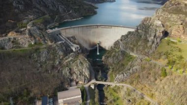 Su barajı ve rezervuar gölünden üretilen hidroelektriğe hava görüntüsü yakınlaştırılıyor. Yenilenebilir enerji ve küresel ısınma, sürdürülebilir hidroelektrik.