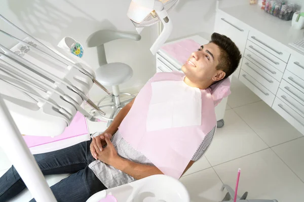 Paciente Jovem Clínica Odontológica Moderna Foto Alta Qualidade — Fotografia de Stock