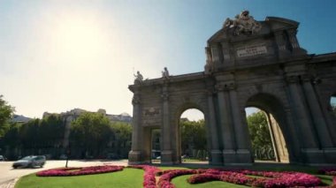 Puerta de Alcala 'nın zaman atlaması, Madrid, İspanya' nın ünlü simgesi.