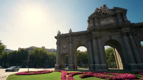 Puerta de Alcala 'nın zaman atlaması, Madrid, İspanya' nın ünlü simgesi. — Stok video