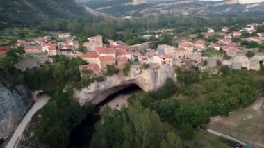 Burgos, Castilla y Leon, İspanya 'daki Puentedey köyünün doğal kemerinin havadan görünüşü.