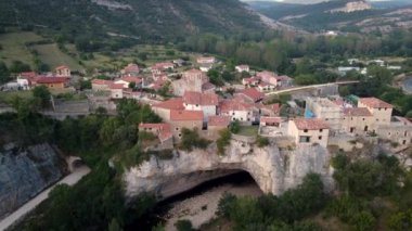 Burgos, Castilla y Leon, İspanya 'daki Puentedey köyünün doğal kemerinin havadan görünüşü.