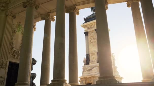 Parque del Retiro, Madrid, Spain. Пам'ятник Альфонсо XII, сонячне світло крізь колони.. — стокове відео