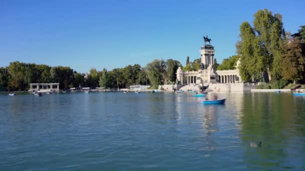 Туристи на човнах озера Парке - дель - Буен - Ретіро в сонячний день у Мадриді (Іспанія).. — стокове відео