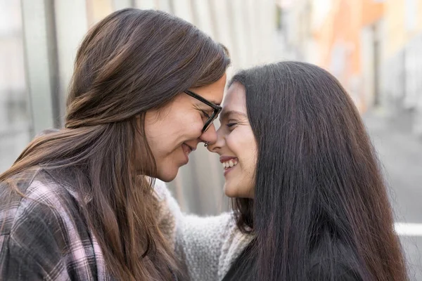 Joven pareja lesbiana cariñosa de pie al aire libre en la ciudad —  Fotos de Stock