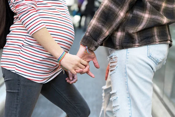 Close up di irriconoscibile lesbica incinta coppia che si tiene per mano all'aperto. — Foto Stock