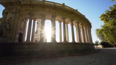 Parque del Retiro, Madrid, İspanya. Alfonso XII anıtı, güneş ışığı sütunlar arasında.