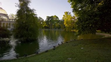 İspanya, Madrid 'deki Retiro Park' taki Crystal Palace veya Palacio de Cristal 'in günbatımı görüntüsü.. 