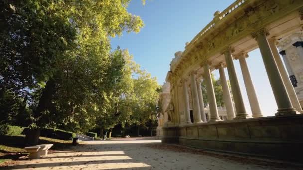 Pov walking in Monument to Alfonso XII in Retiro park, Madryt, Hiszpania. — Wideo stockowe