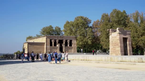 Madrid, Spanien - 19. Oktober 2021. Tourist besucht berühmten Tempel von Debod in Madrid, Spanien. — Stockvideo