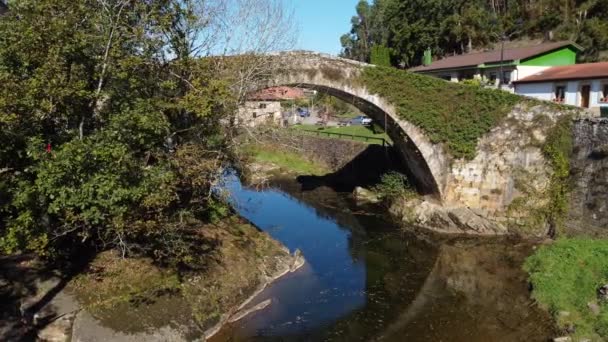 Vista aérea de un pintoresco puente medieval en Lierganes, Cantabria, España. — Vídeo de stock