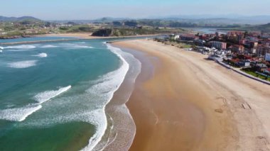 Suances, Cantabria, İspanya 'daki manzaralı kıyı manzarası.