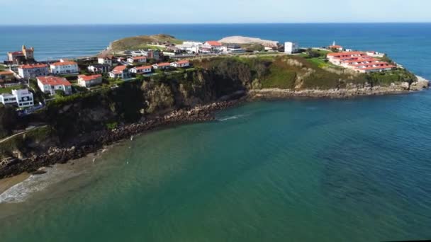 Suances köyü, Cantabria, İspanya 'daki manzaralı kıyı manzarası. — Stok video