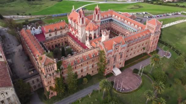 Comillas, España - 28 de octubre de 2021: Vista aérea de la Pontificia Universidad de Comillas, España. — Vídeo de stock