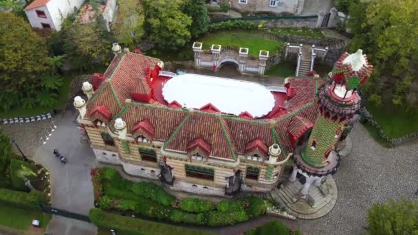 Комильяс, Испания - 28 октября 2021 года: Вид с воздуха на знаменитый дворец Эль Капричо, спроектированный известным архитектором Антони Гауди — стоковое видео