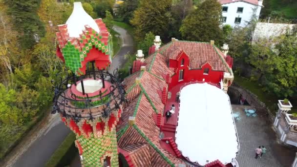 Comillas, Spanien - 28 oktober 2021: Flygfoto över berömda landmärket El Capricho palats, ritad av den berömda arkitekten Antoni Gaudi — Stockvideo