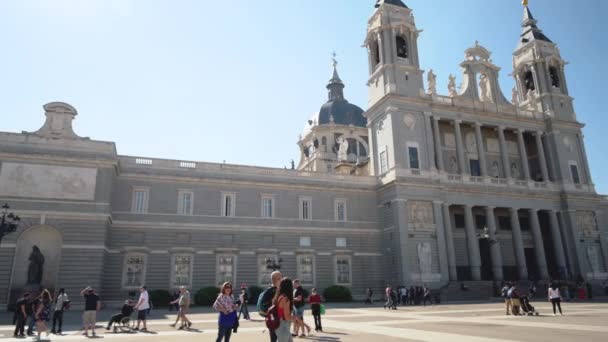 Madrid, Spanien - 19. Oktober 2021. Touristen besuchen die berühmte Almudena Kathedrale und den Königspalast in Madrid, Spanien. — Stockvideo