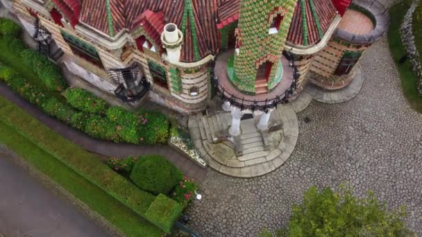 Comillas, İspanya - 28 Ekim 2021: Ünlü mimar Antoni Gaudi tarafından tasarlanan ünlü Capricho Sarayı 'nın havadan görünüşü — Stok video