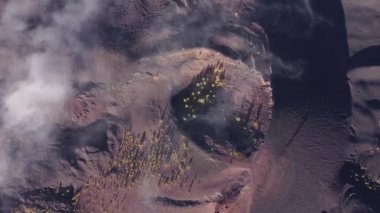 Manzaralı bir volkanik kraterin tam üstünde..