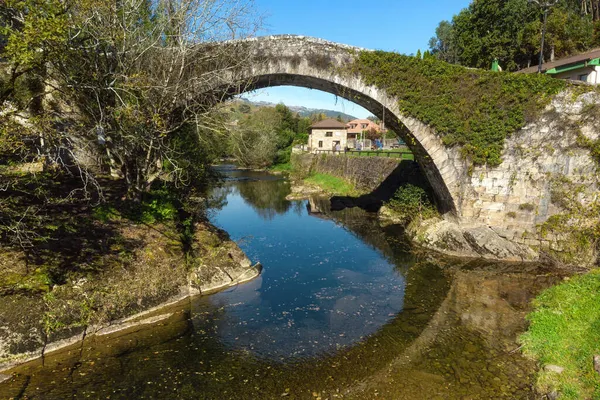 Vista aérea de uma ponte medieval cênica em Lierganes, Cantábria, Espanha. — Fotografia de Stock