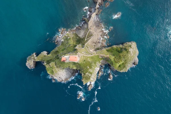 Flygfoto över San Juan de Gaztelugatxe ön på Baskien, Spanien. Högkvalitativt foto — Stockfoto