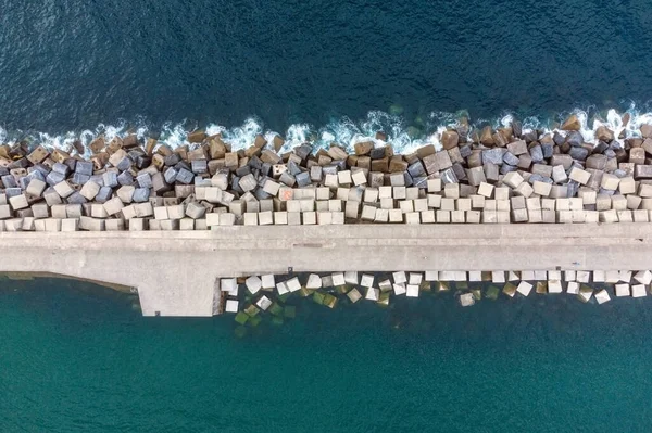 Drone aérien volant, brise-lames de pierre dans la mer . — Photo