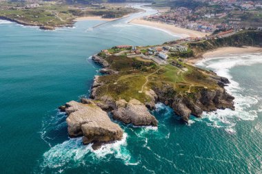Suances, Cantabria, İspanya 'daki manzaralı kıyı manzarası.