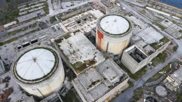 Vista aérea desde el dron de la planta o estación nuclear abandonada y arruinada, torre redonda del reactor atómico, gran edificio industrial demolido. Imágenes de alta calidad 4k — Vídeo de stock