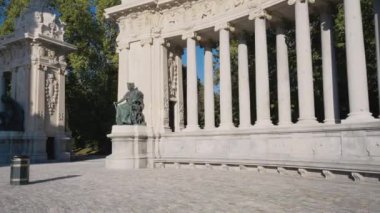 Madrid 'deki Alfonso XII Park del Buen Etiro Anıtı.
