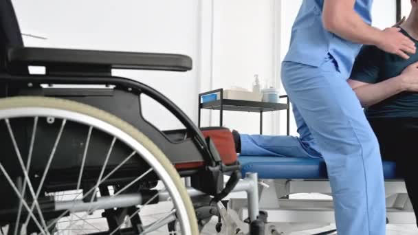 Man med funktionshinder gör återhämtningsövning med hantel. Funktionshindrade i rehabiliteringsstöd sjukgymnastiksystem. — Stockvideo