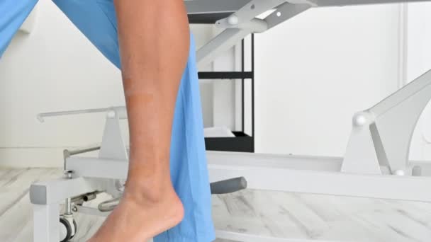 Thérapie de réadaptation. Gros plan du physiothérapeute qui travaille avec un jeune athlète homme patient jambe, étirement dans le centre de réadaptation — Video