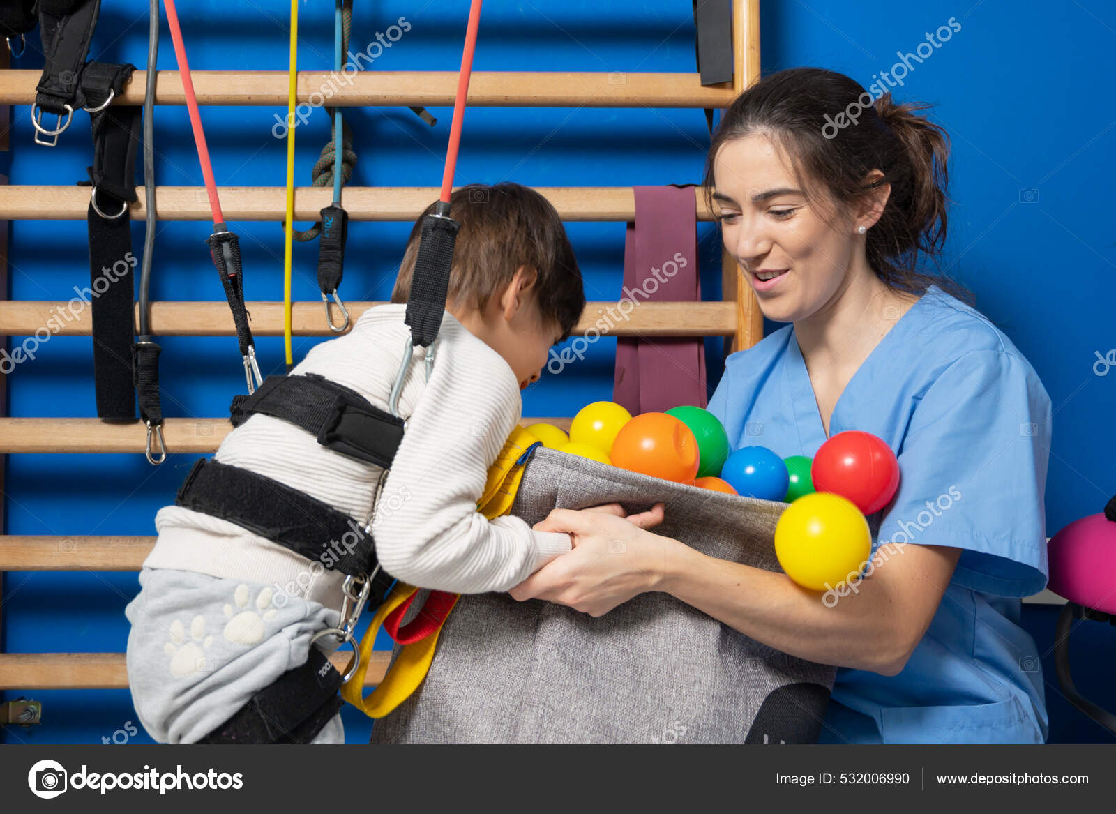 Lindo Niño Con Parálisis Cerebral Haciendo Terapia