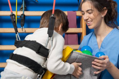Engelli çocuk rehabilitasyon terapi hastanesinde oyun oynuyor, öğreniyor ve egzersiz yapıyor, engelli bir çocuğun yaşam tarzı. Mutlu engelli çocuk konsepti.