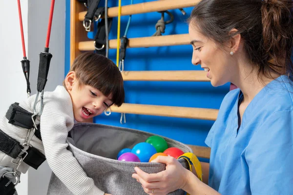 Engelli çocuk rehabilitasyon terapi hastanesinde oyun oynuyor, öğreniyor ve egzersiz yapıyor, engelli bir çocuğun yaşam tarzı. Mutlu engelli çocuk konsepti.