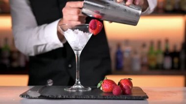 Uzman barmen gece kulübünde kokteyl hazırlıyor..