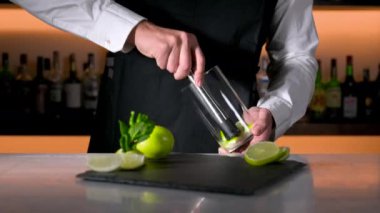Barmen hazırlanıyor mojito kokteyl