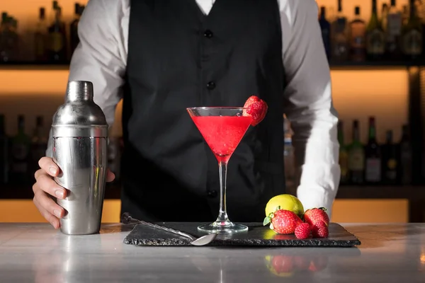 Barman experto preparando un delicioso cóctel de fresa. — Foto de Stock