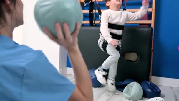 뇌성 마비가 있는 귀여운 아이 가 병원에서 웃고 즐기면서 근골 치료를 하는 모습 . — 비디오