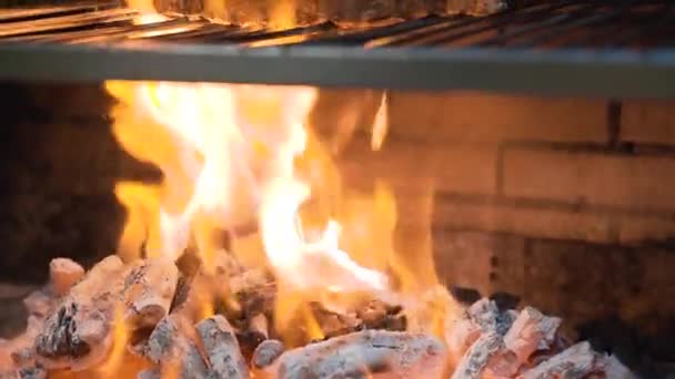 Tilt shot of a Roasting juicy meat steak in burning charcoals fire on bbq grid, flames and smoke in slow motion. Filete jugoso con rayas a la parrilla. Parrilla barbacoa — Vídeos de Stock