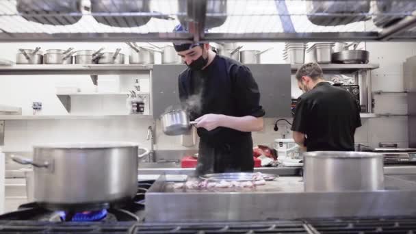 Diversi gruppi di chef che preparano il cibo nella cucina del ristorante. Lavorare in una cucina ristorante occupato. — Video Stock