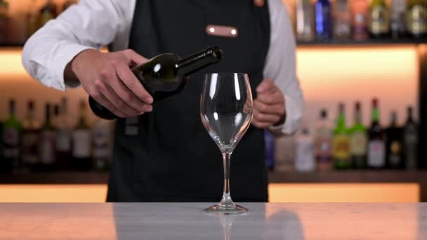 Oigenkännlig Bartender som serverar rött vin. — Stockvideo