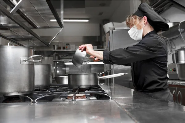 Portrait of confident female chef working in commercial kitchen. — Stock Photo, Image