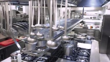 Bir grup aşçı birlikte restoranda yemek pişiriyor. Koronavirüs içinde koruyucu tıbbi maske takıyorlar. Yeni normal konsept..