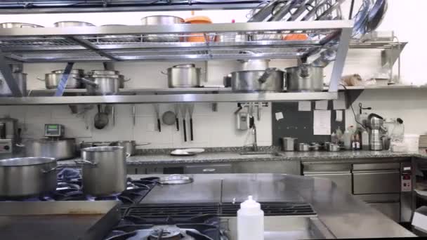 Dolly shot, tým kuchařů vaří na pánvi v komerční kuchyni. — Stock video