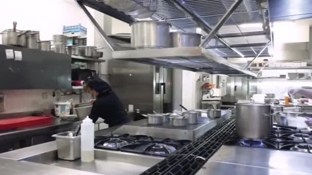 Різні групи шеф-кухарів готують їжу на кухні ресторану. Робота в зайнятій кухні ресторану . — стокове відео