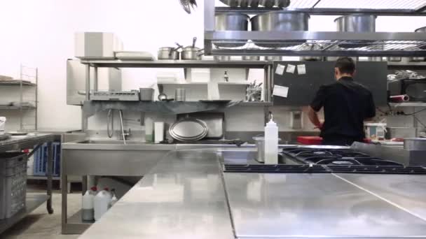 Dolly Shot, Koch kocht auf Pfanne in der Großküche. — Stockvideo