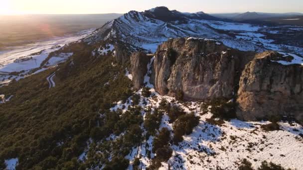 Vliegen over prachtige besneeuwde bergen — Stockvideo