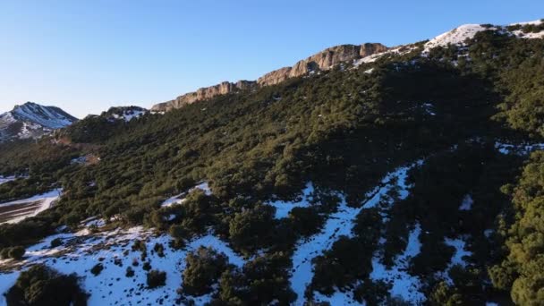 Voando sobre belas montanhas cobertas de neve — Vídeo de Stock